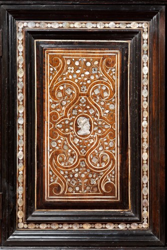 Renaissance cabinet with mother-of-pearl and ivory inlays - Furniture Style Renaissance