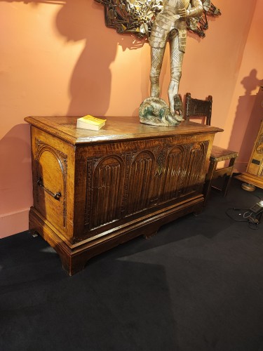 Gothic chest with napkin folds  - Furniture Style Renaissance