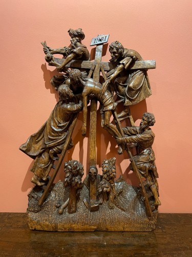 Bois sculpté représentant la descente de croix - Galerie Gabrielle Laroche