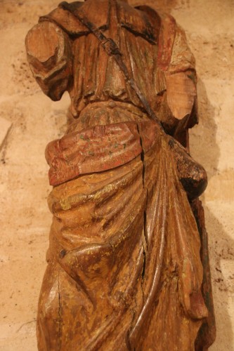 Bois sculpte representant saint jacques le majeur en habit de pelerin de compostelle - Galerie Gabrielle Laroche
