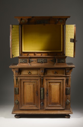 Petit cabinet de l’école de fontainebleau incrusté de tablettes de marbre - Mobilier Style Renaissance