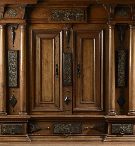 XVIe siècle et avant - Petit cabinet de l’école de fontainebleau incrusté de tablettes de marbre