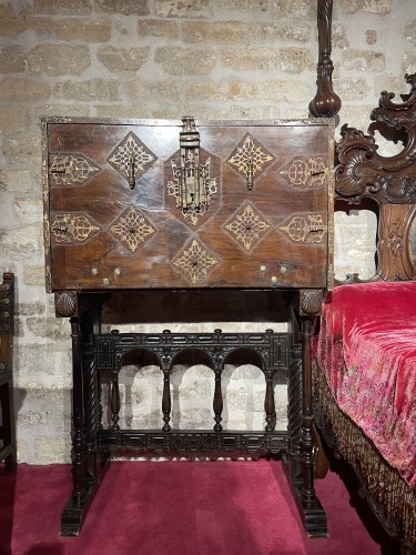 17th century - Movible barrgueno cabinet with ots original stand