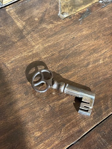 Movible barrgueno cabinet with ots original stand - 