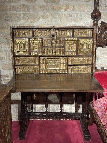 Antiquités - Movible barrgueno cabinet with ots original stand