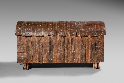 Furniture  - Exceptional cathedral chest