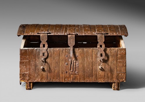 Exceptional cathedral chest - 