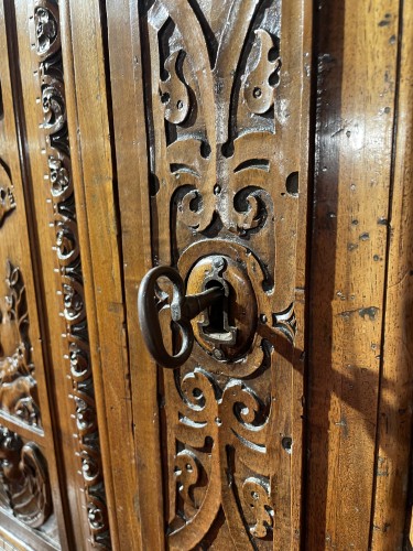 <= 16th century - Fine french Renaissance walnut cabinet  carved with trophies