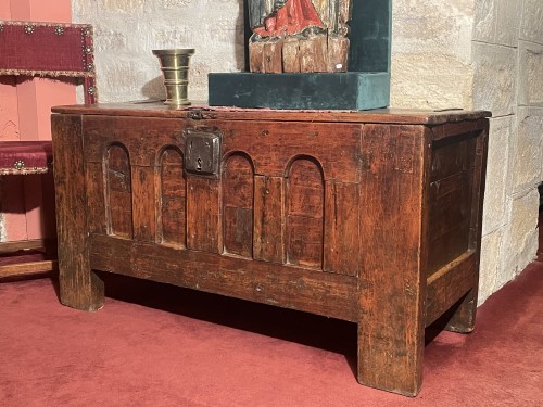 Gothic chest with arch patterns - Furniture Style Middle age