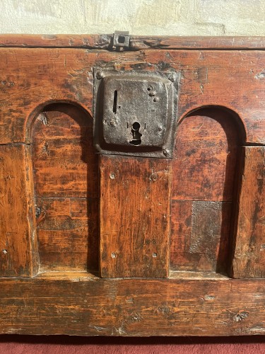 Gothic chest with arch patterns - 
