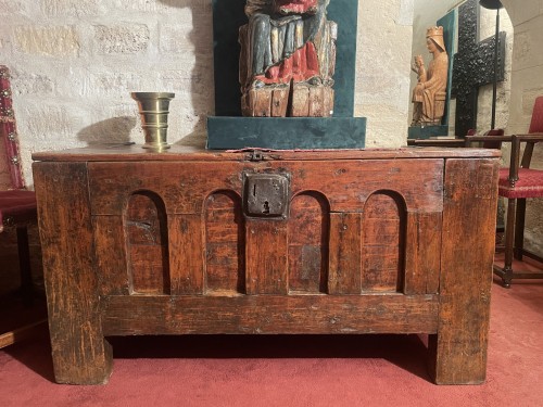 Gothic chest with arch patterns - Middle age