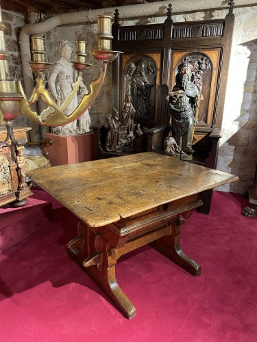 Gothic period money linder table - Furniture Style Middle age
