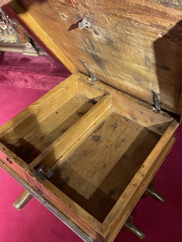 Gothic period money linder table - 