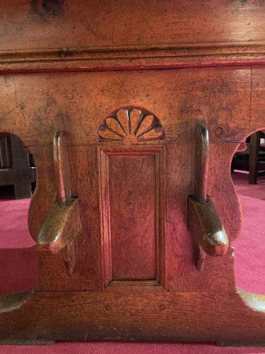 11th to 15th century - Gothic period money linder table