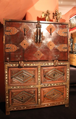 Cabinet de voyage dit "Bargueno" reposant sur sa commode d'origine - Galerie Gabrielle Laroche