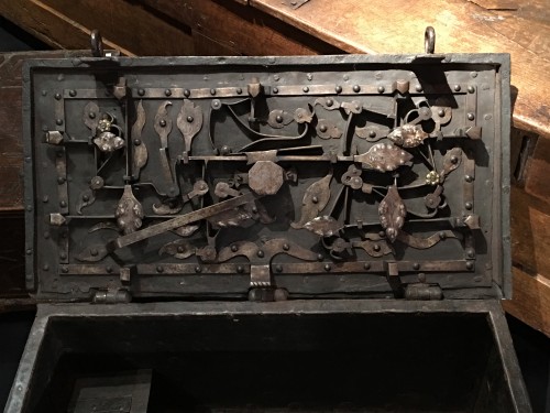 German armada chest of the 17th century - Curiosities Style 