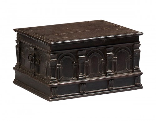 Renaissance casket with an arcature decor