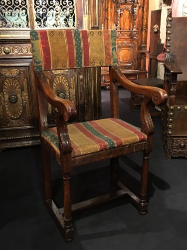 XVIe siècle et avant - Fauteuil d'époque Henri II avec sa garniture petit point d'origine