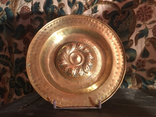 Brass alm dish with embossed and stamped decor - Religious Antiques Style Middle age