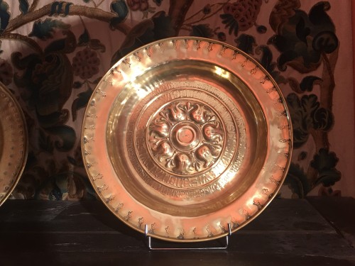 Brass alms dish with embossed and stamped decor (2 lines of inscriptions) - Religious Antiques Style Middle age