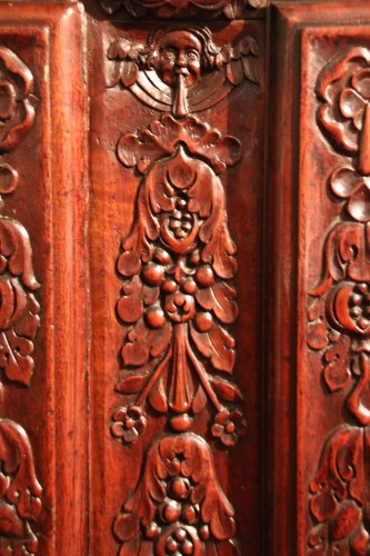 Antiquités - Cabinet à deux corps en bois de noyer rouge