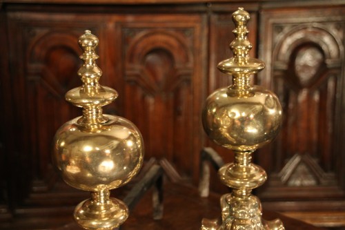 XVIIe siècle - Paire de chenets en laiton dits "marmousets"