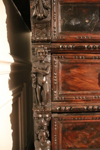 Commode génoise à "Bambocci" de la Renaissance italienne - Galerie Gabrielle Laroche