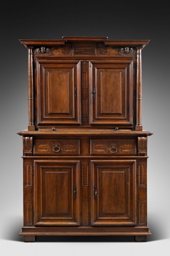 Cabinet à deux corps en noyer rouge d'époque Renaissance - Mobilier Style Renaissance