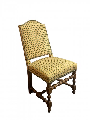 Suite de quatre chaises Louis XIII garnies de velours jaune