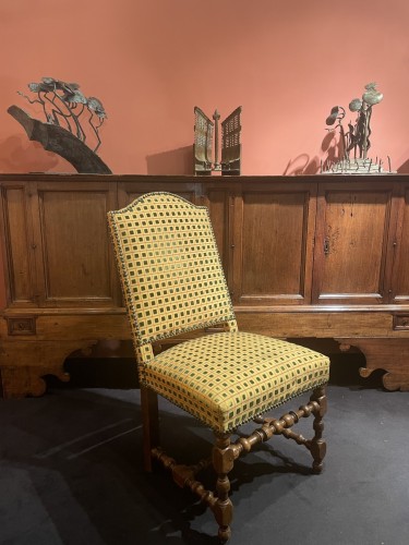 Suite de quatre chaises Louis XIII garnies de velours jaune - Sièges Style Louis XIII