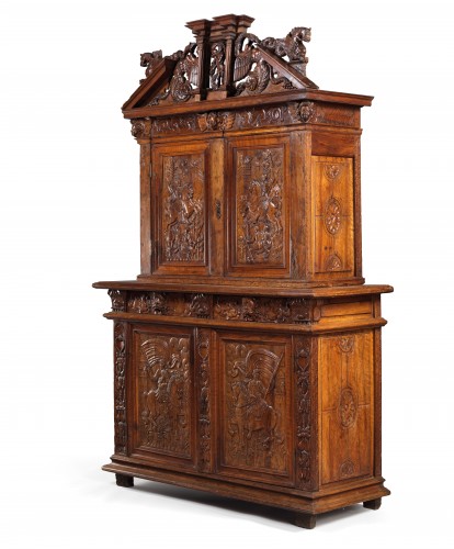 Cabinet with knights carvings - Furniture Style Renaissance