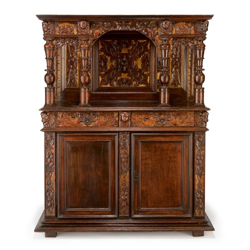 Meuble crédence en noyer finement sculpté  d’époque Henri IV