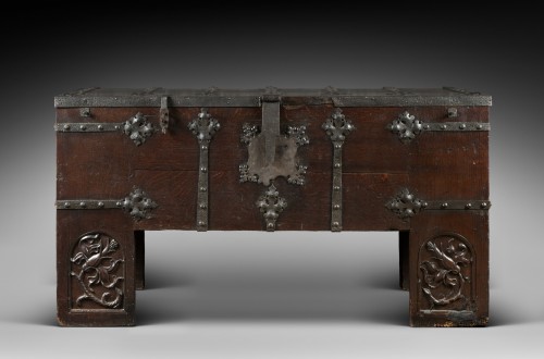 Rare coffre allemand d’époque gothique en chêne barde de fer, de type “stollentruhe” - Mobilier Style Moyen Âge