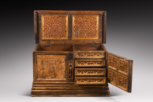 Flamboyant gothic cassone chest - Furniture Style Middle age