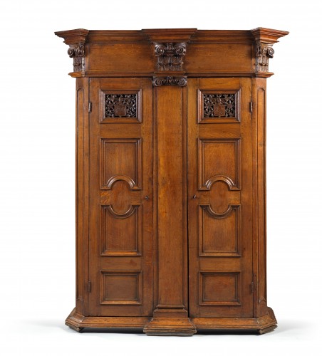 Belle armoire germanique armoriée