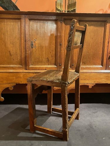 Série de six chaises à dos cloutés - Galerie Gabrielle Laroche