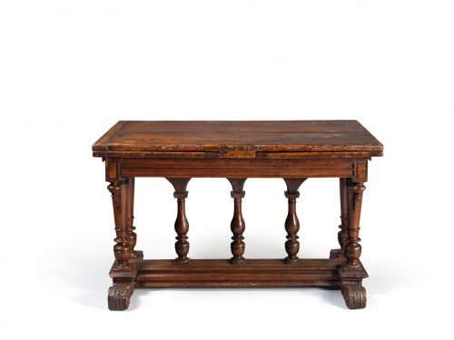 Mobilier Table & Guéridon - Table d’epoque Renaissance a tirettes et à patins avec allonges dite ‘a l’italienne’