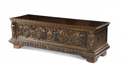 Exceptional italian Renaissance cassone  with rich carvings on a gilt backg