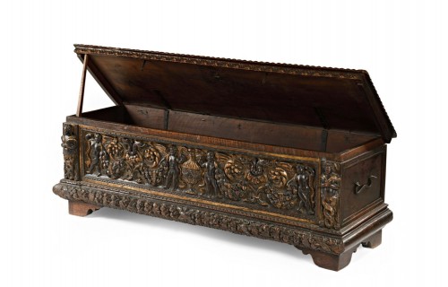 Mobilier Cabinet & Coffre - Importante cassone italienne de la Renaissance richement sculpté sur fond or