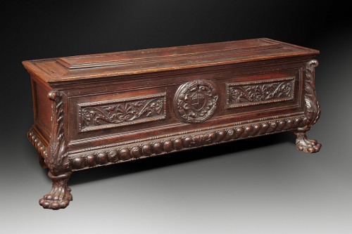 A tuscan Renaissance carved dark walnut cassone - Renaissance