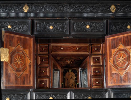Important cabinet à deux corps en bois noirci sculpté et gravé - Mobilier Style 