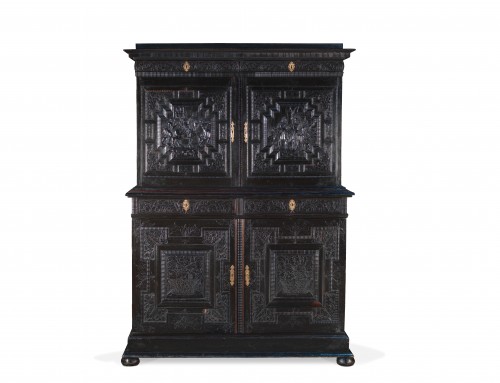 Mobilier Cabinet & Coffre - Important cabinet à deux corps en bois noirci sculpté et gravé