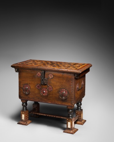 Mobilier Cabinet & Coffre - Rare coffre de trésorier d’époque Gothique