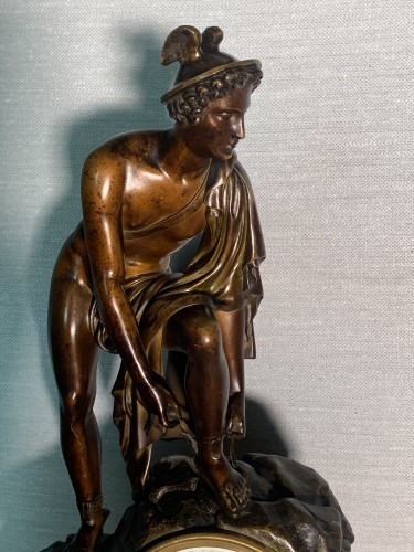 Mantel Clock « Mercury  attaching his Heels » Nice bronze patina on  Sienna - Horology Style Restauration - Charles X