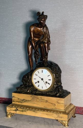 Horology  - Mantel Clock « Mercury  attaching his Heels » Nice bronze patina on  Sienna