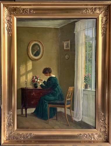 « Arranger les fleurs » Jeune Femme dans un intérieur - Hans Hilsøe (1872-1942) - Tableaux et dessins Style Art nouveau