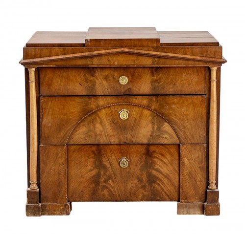 Commode architecturale en acajou clair, Suède début XIXe siècle