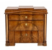 Commode architecturale en acajou clair, Suède début XIXe siècle