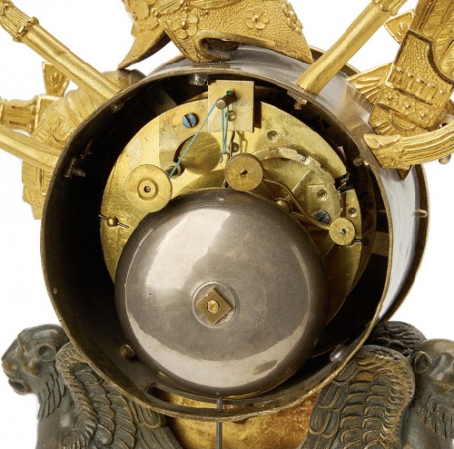 Gilt and Patinated Bronze  Clock With Helmet and Trophies, Empire Period - 