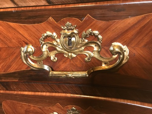 XVIIIe siècle - Commode Louis XV attribuée JF. Début